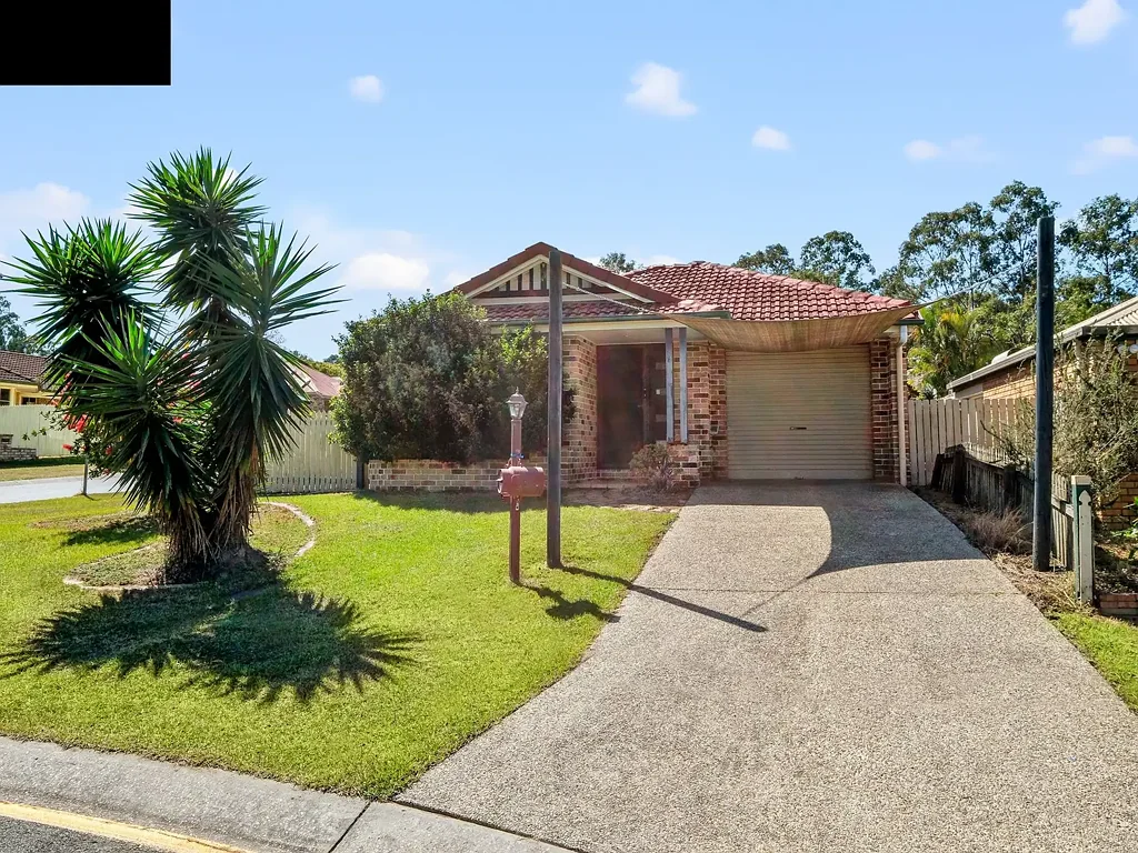 Breezy 4 bedroom Family Home, Just 100m from Forest Lake State School! AVALABLE NOW.
