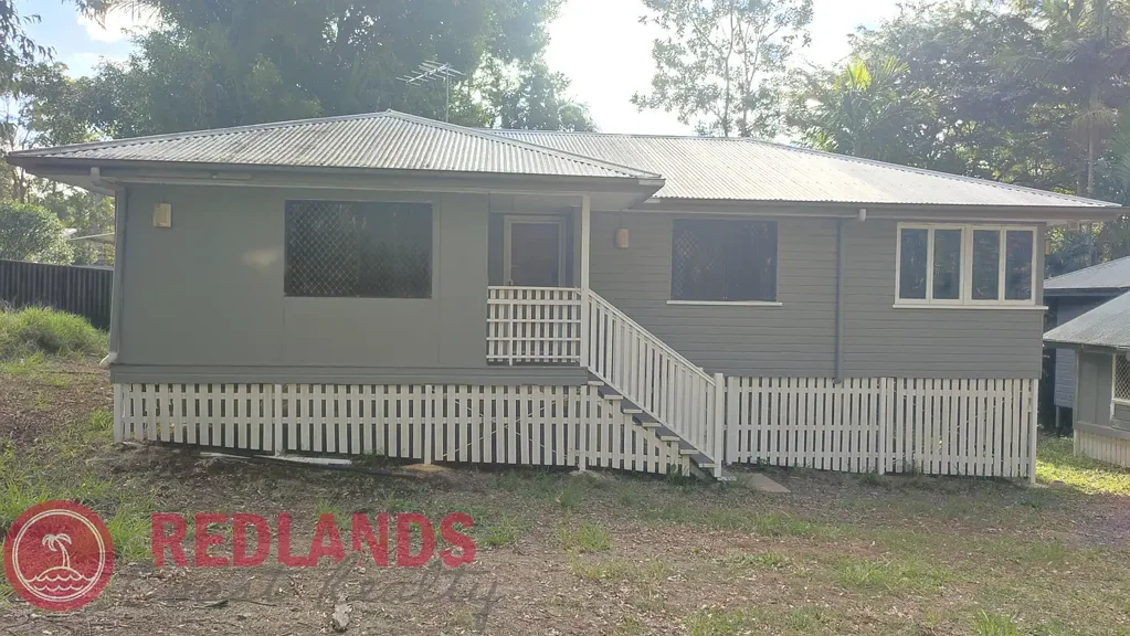 Charming country cottage style home in a convenient Island Location!
