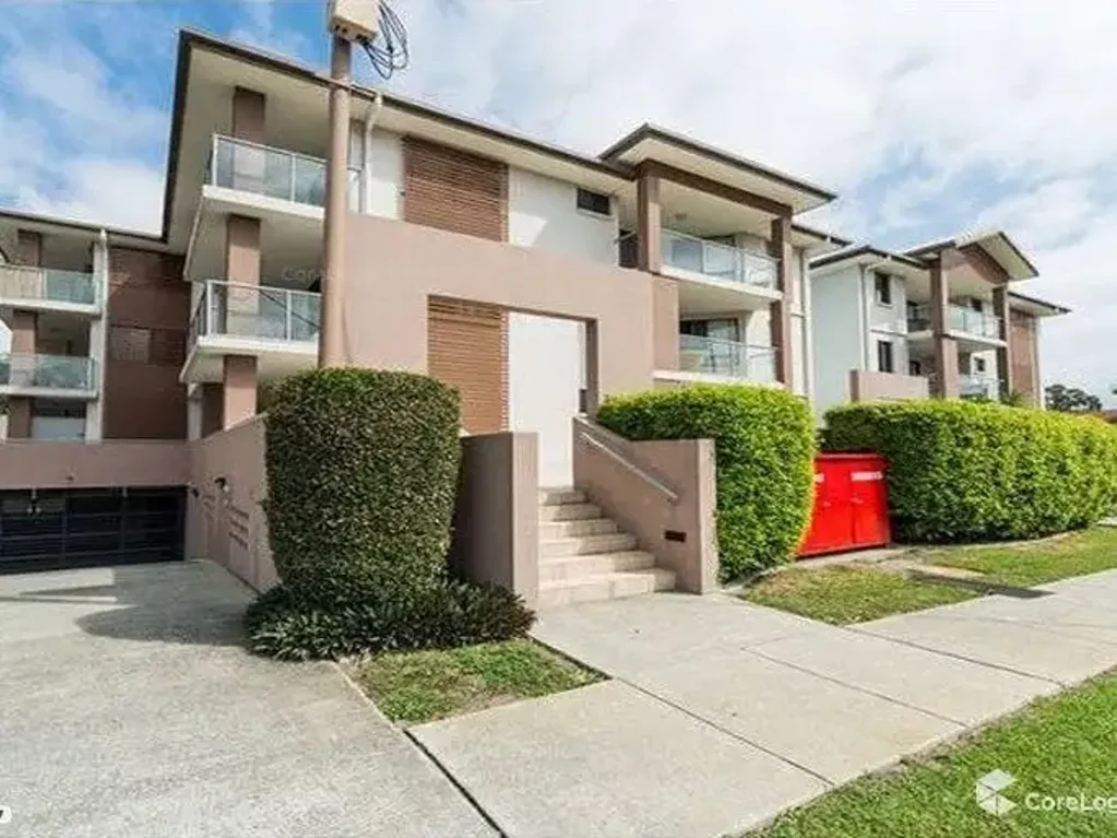 GORGEOUS 2 BEDROOM APARTMENT – STONES THROW FROM THE BROADWATER