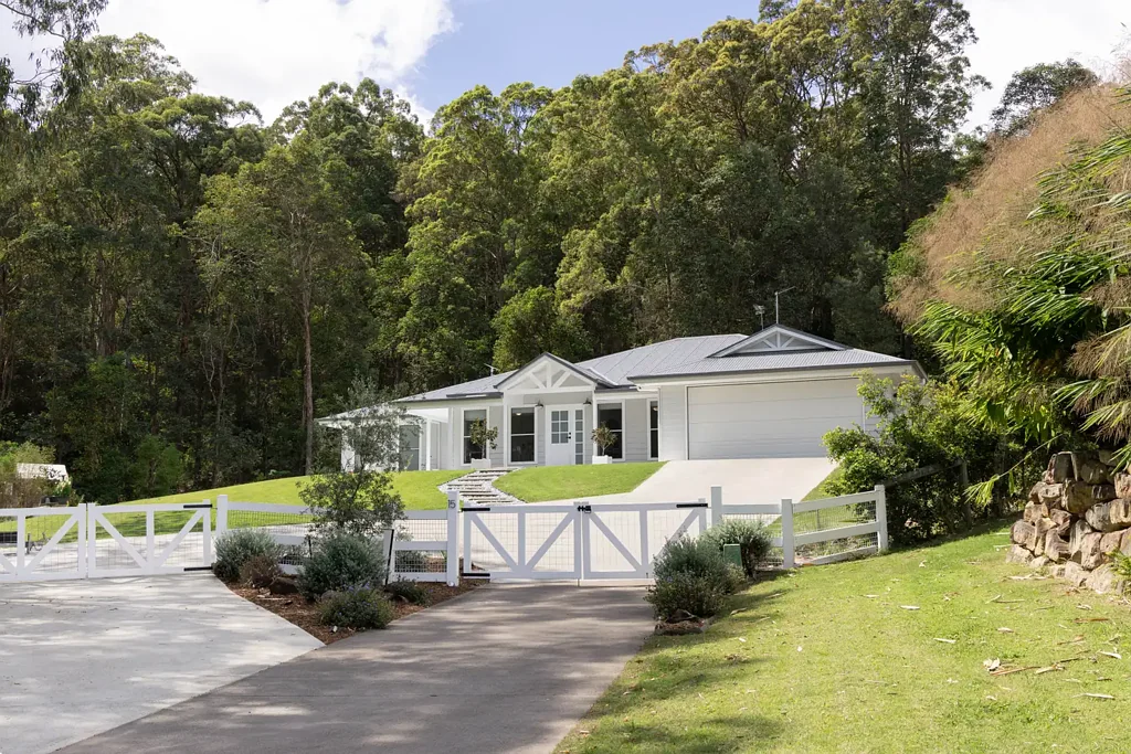 Glenview 5Zimmer Hamptons Charm Surrounded by Beautifully Landscaped Grounds