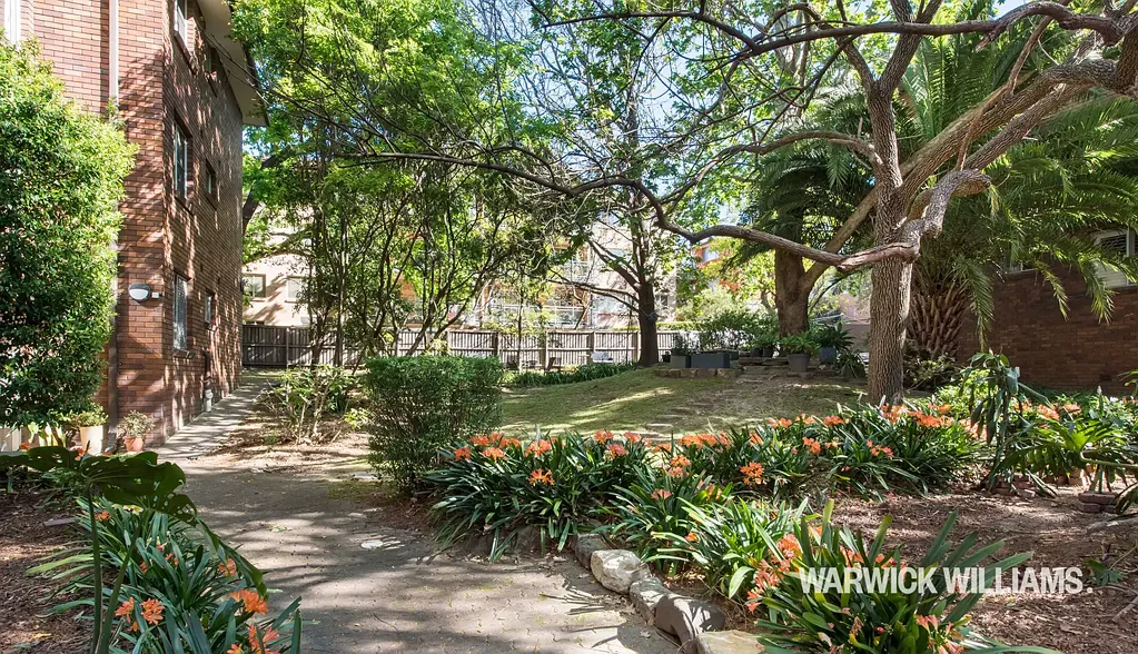 LEAFY OUTLOOK - CONVENIENT LOCATION