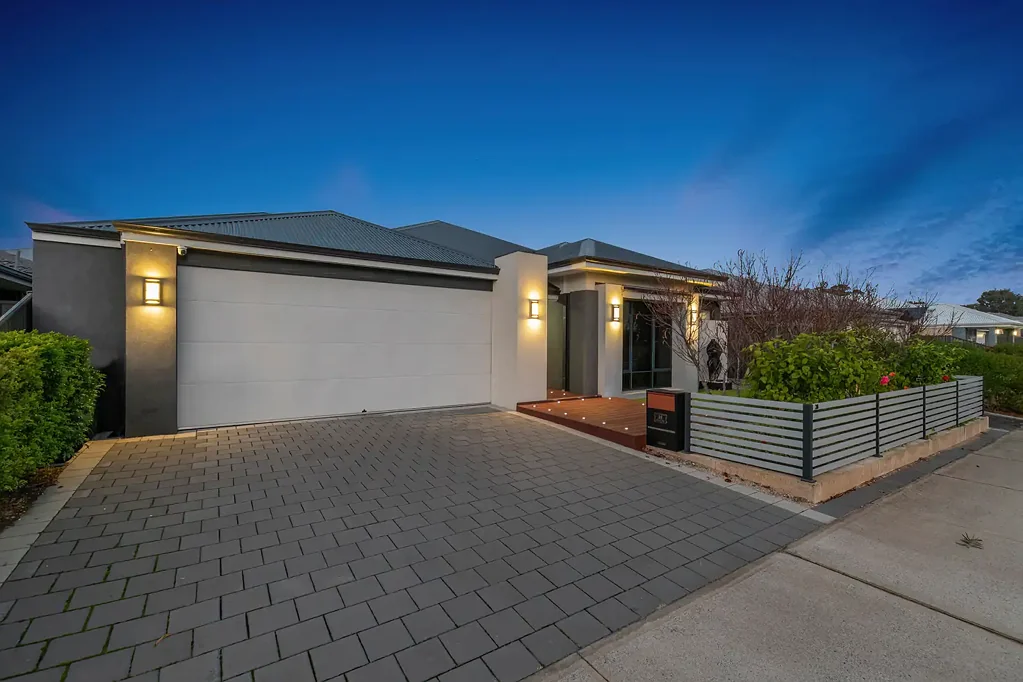 Baldivis 4침실 STUNNING MASTERPIECE, EXUDING SOPHISTICATION, BOASTING HIGH END SPECIFICATIONS