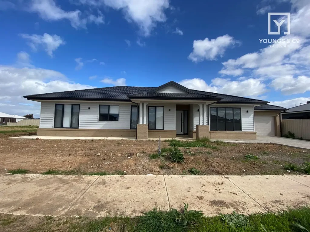 Modern 4 Bedroom Family Living in Sought-After Kialla Lakes Estate!