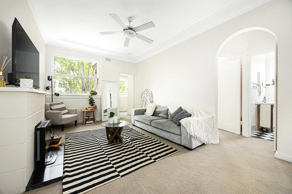 Double Bay 2房 顶层Art Deco公寓，绿树环绕，步行400米即可到达村庄 Top Floor Art Deco Apartment with Leafy Outlook, a Level 400m Stroll to the Village