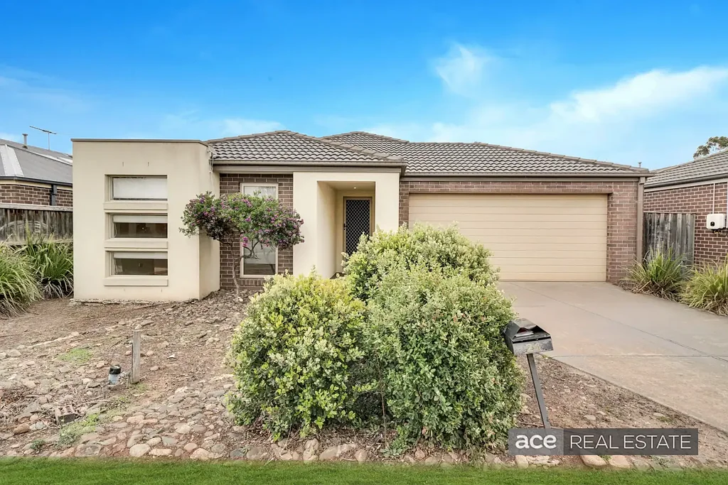 FRESHLY RENOVATED FAMILY GEM IN A PRIME LOCATION! (A STEALLL!!!)