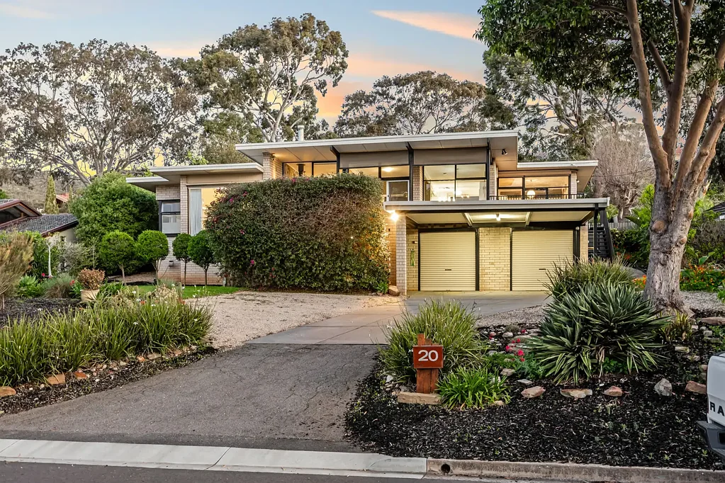 Panorama 4ਬੈੱਡਰੂਮ Panorama perfected; a mid-century masterpiece with layered living and city views…