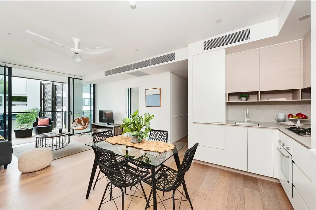 Rozelle 1房 'Union Balmain' 综合体内的现代奢华公寓，设有宽敞的娱乐阳台，坐拥阳光明媚的北向 Modern Luxury in the 'Union Balmain' complex featuring Large Entertainer's Balcony with Sun-Filled Northerly Aspect