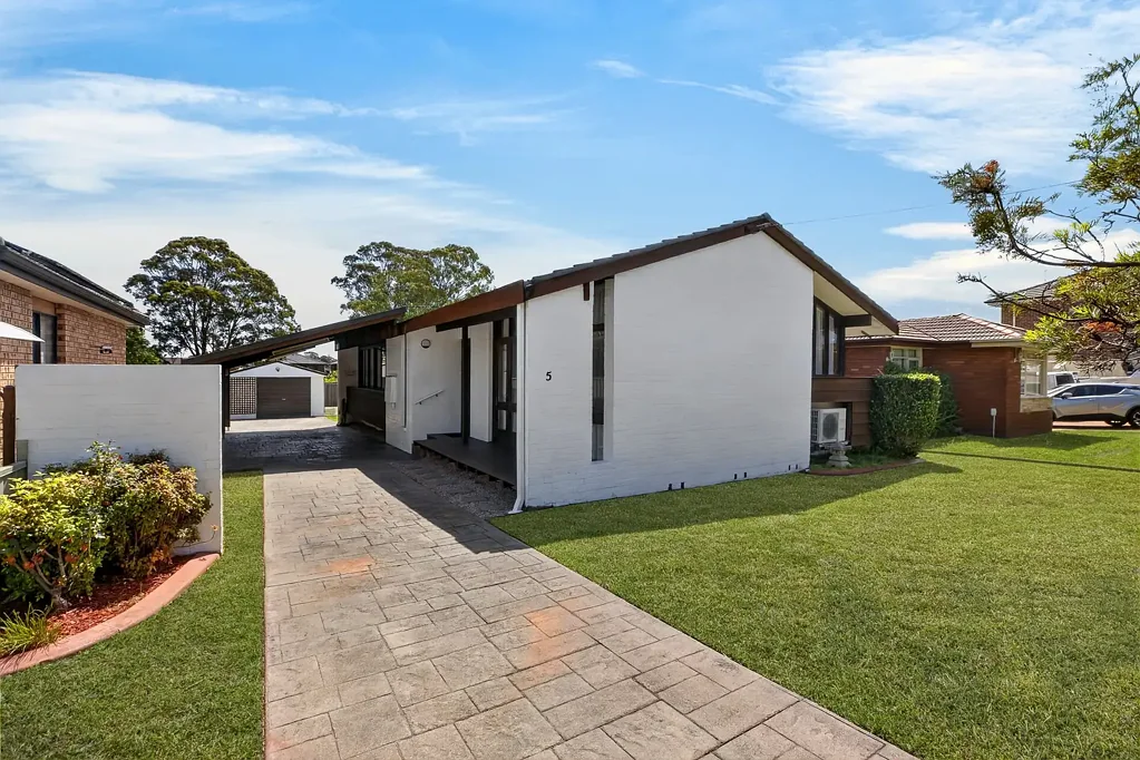 Ingleburn 3Kwarto Room for Today, Potential for Tomorrow - Spacious Family Living on R3 Zoned Block