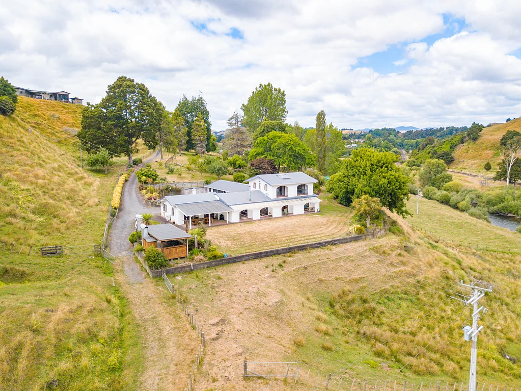 Taumarunui 5房  Spacious Family Home with Stunning Rural Views