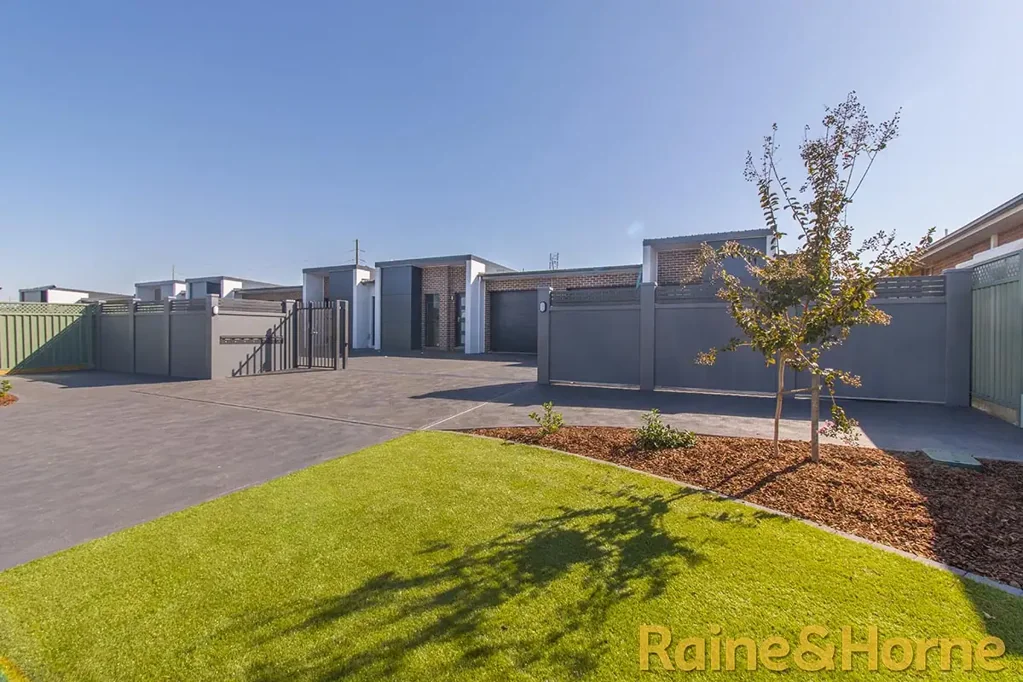 GATED ESTATE in Southlakes