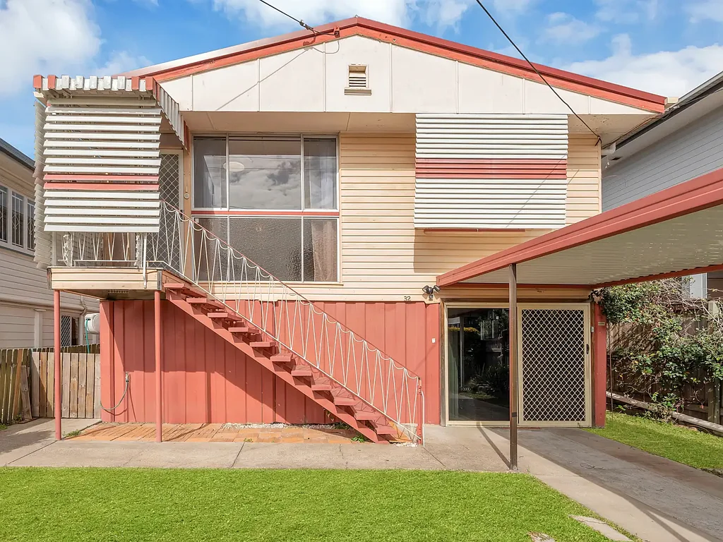 Bulimba 3બેડરૂમ North-Facing River Street Opportunity in Bulimba – Rebuild, Renovate or Simply Enjoy
