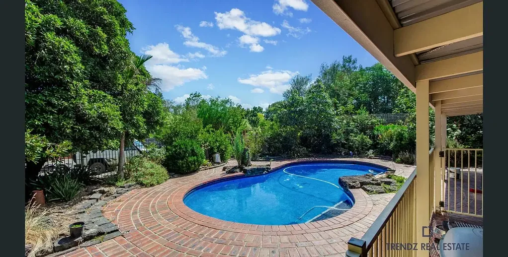 Narre Warren South 5房 宽敞地块4051平米 现代厨房电器齐全 2超大生活区 分割潜力巨大 储物棚屋充足 游泳池围栏环绕 便利购物中心近 SELLING WITH PLAN OF SUBDIVISION FOR TWO LOTS *   -  OFFERS A COUNTRYSIDE FEEL  DESPITE BEING LOCATED IN THE BUSY TOWN !!