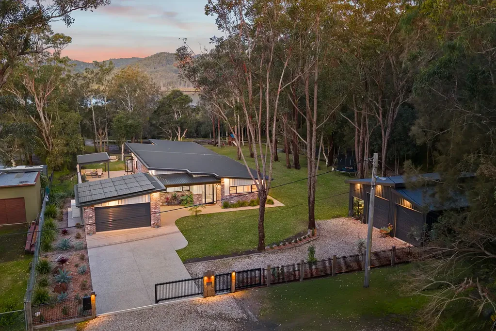 Empire Bay 4chambre Custom-Built Family Lifestyle Home on 1 Acre of Bush Paradise.