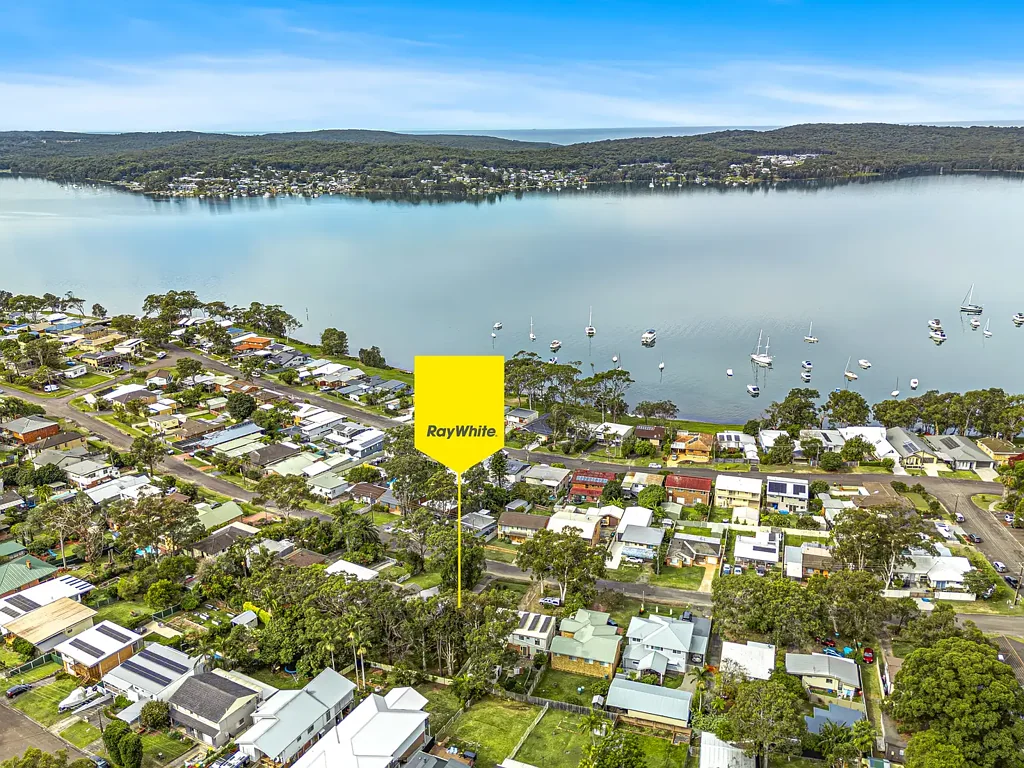 Gwandalan 3Habitaciones Lakeside Renovator on Approx 898 sqm Block Offering Space, Views and Potential