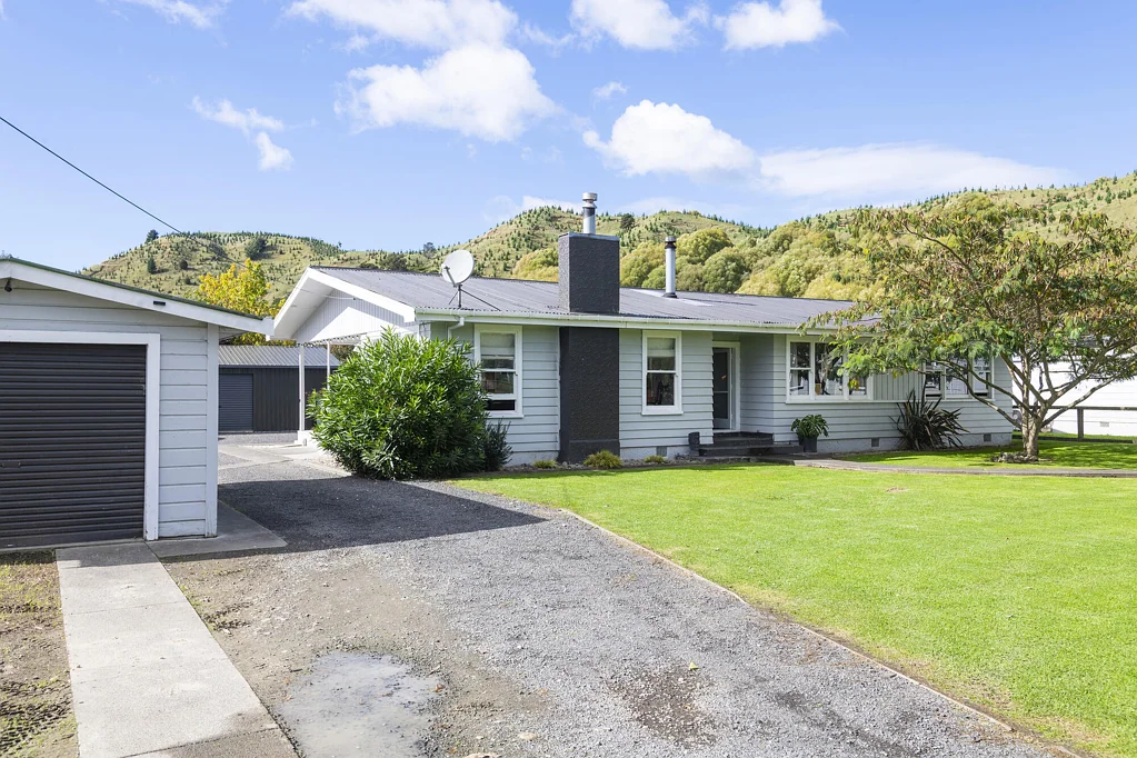 Te Karaka 4Habitaciones Big section, multiple garages, must sell