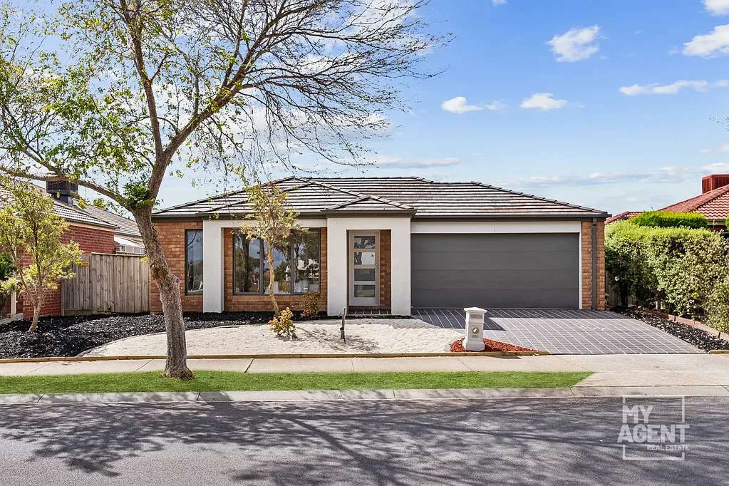 Tarneit 4房  **Watch the property tour video hosted by - Matt Gilbee 0402 928 466** Four bedroom family home on a large block, in prime location!