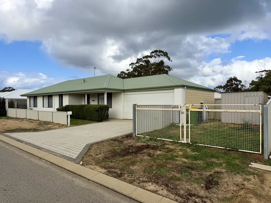 Waroona 3房  Ready for You Right Now - 3 Bedroom 2 Bathroom Brick Home - Side Access Parking