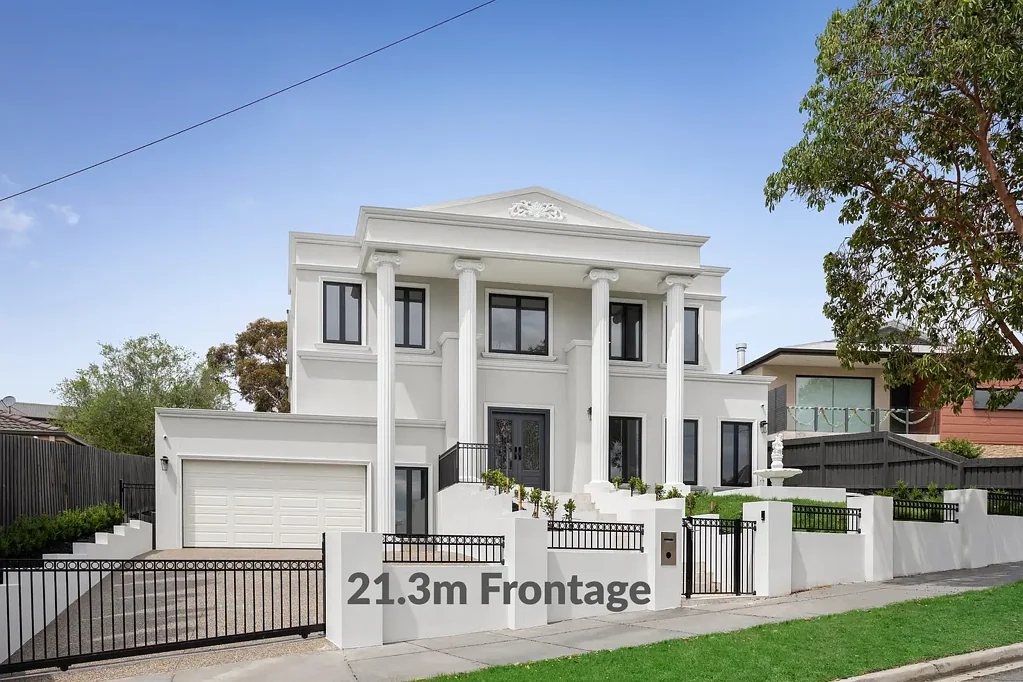 Balwyn North 5બેડરૂમ Opulent prize and pool-side entertainer