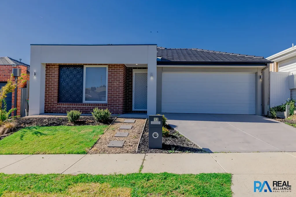Pakenham 4 Bedroom For Sale: Exquisite Near-New 4-Bedroom Home in Mount Pleasant Estate