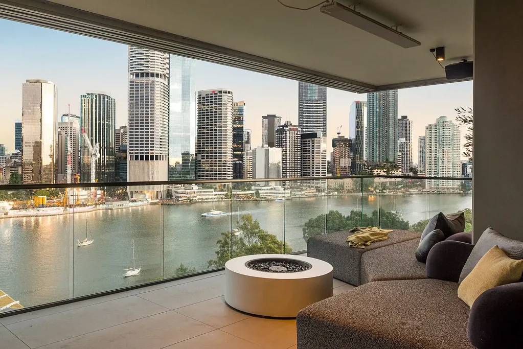 Kangaroo Point 4房 Kangaroo Point悬崖边缘 399sqm整层住宅 不间断河景CBD 四卧三卫 高端Miele电器 私人电梯厅 垂直森林设计 稀有大规模奢居 Full-Floor Walan Residence with Panoramic City Views