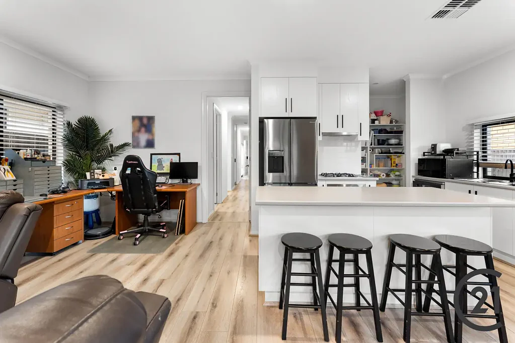 Seaton 3房  Modern Living on a Rare 493sqm Allotment