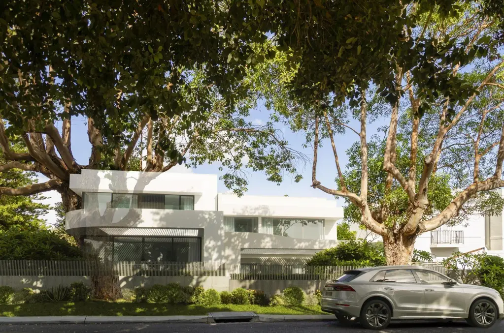 Swanbourne 4Habitaciones Contemporary Living Oceanside of the Line. One Sold for Cash and Two more Under Contract! Be Quick to not miss out. Only one left!