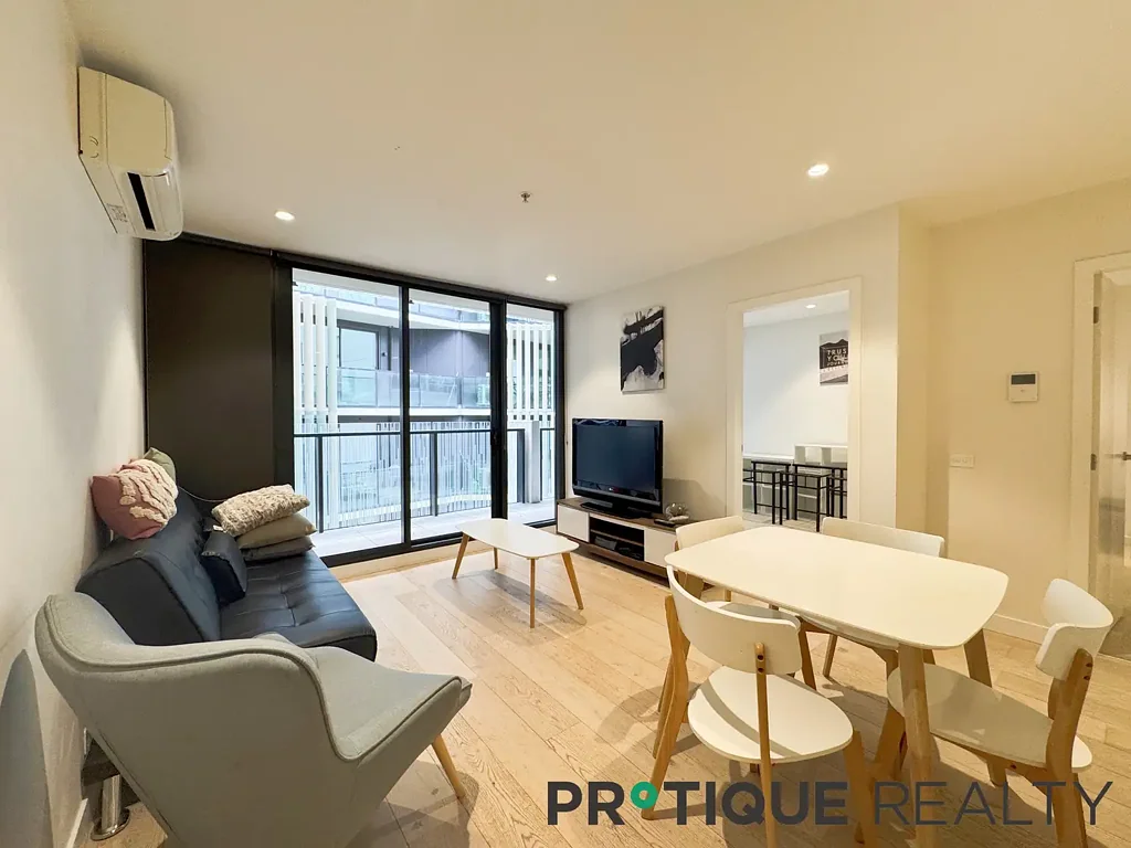 West Melbourne 2房 墨尔本地标战略位置 毗邻Docklands零售区 Errol Street和North Melbourne公园 维多利亚女王市场

时尚精致设计 反映墨尔本独特氛围 简洁线条 光线空间现代舒适

优雅低维护生活 开放空间自然光线 两卧室内置衣柜 主卧带私人卫浴

石材饰面Bosch电器 客厅空调 卧室落地窗 欧式洗衣房 安全停车位

Flagstaff车站步行即达 维多利亚女王市场 Errol Street市中心近在咫尺 West Melbourne I 2B2B1Carspace I Easy-Living Sophistication with a Modern Mood