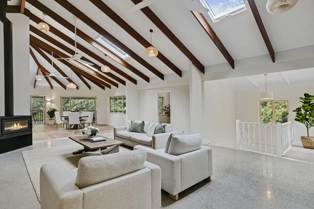 Tewantin 5房  RENOVATION MASTERPIECE SO CLOSE TO THE NOOSA RIVER & BEACHES
