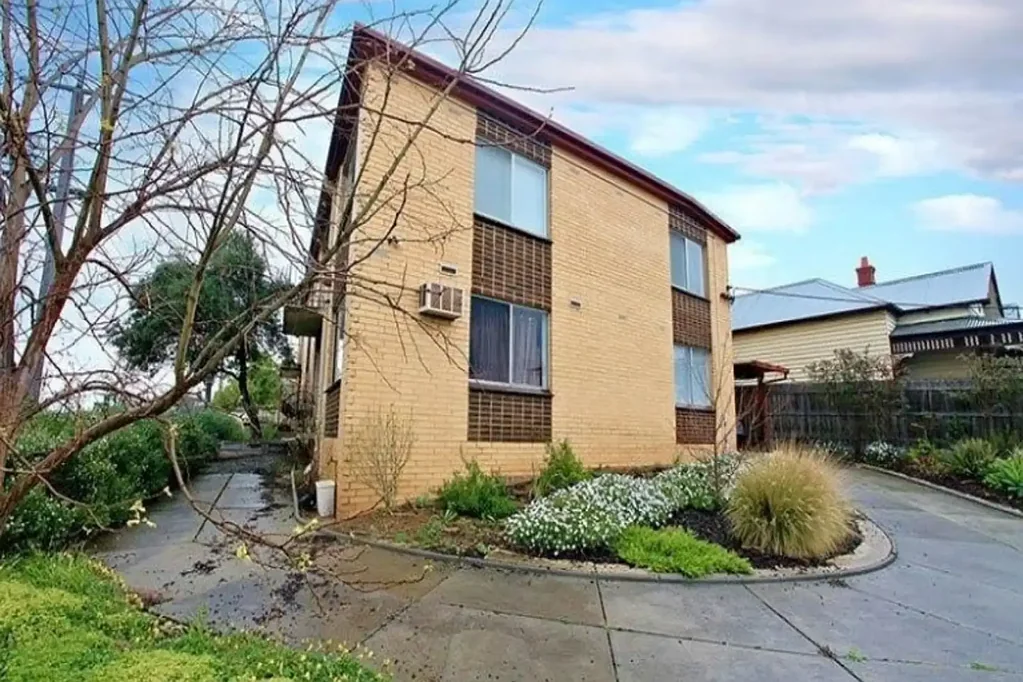 Spacious Apartment with Courtyard, Carport, and Ultimate Convenience