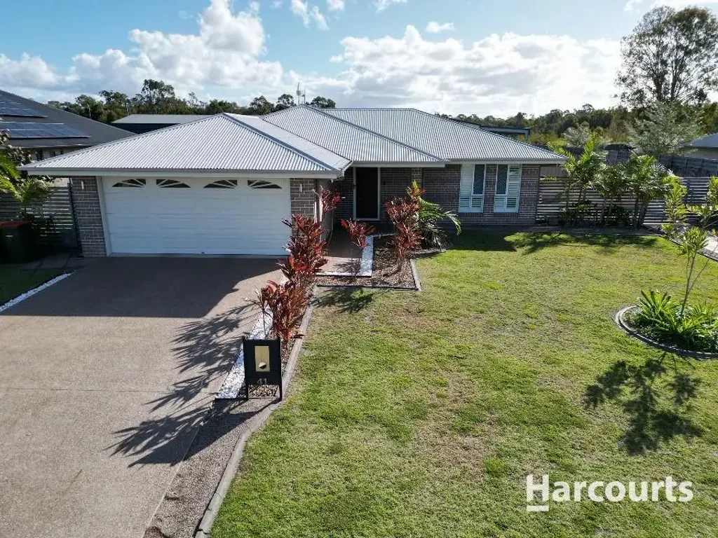 Toogoom 4房  Beachside Family Oasis with Shed, Pool & Space Galore