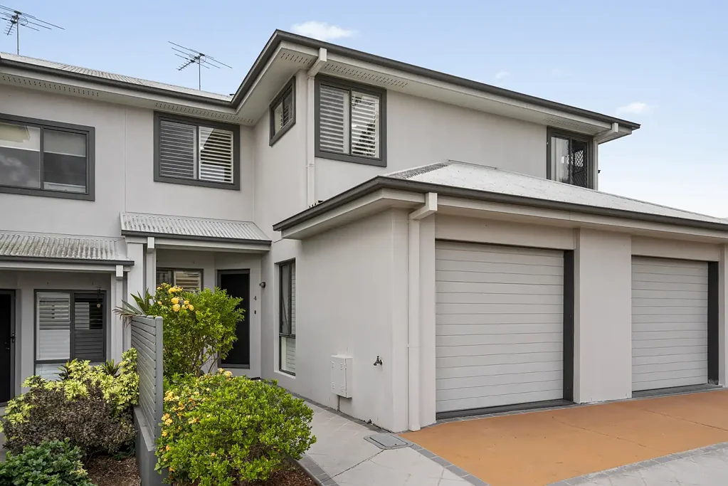 Mount Ommaney 3 Bedroom Fully Renovated 3 Bed Unit - Ready to Move in!