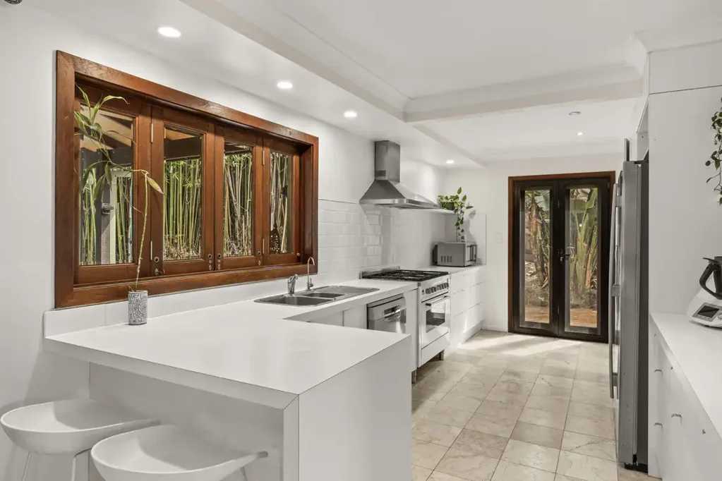 Suffolk Park 4कमरा Spacious Family Home with Lap Pool & Tropical Gardens