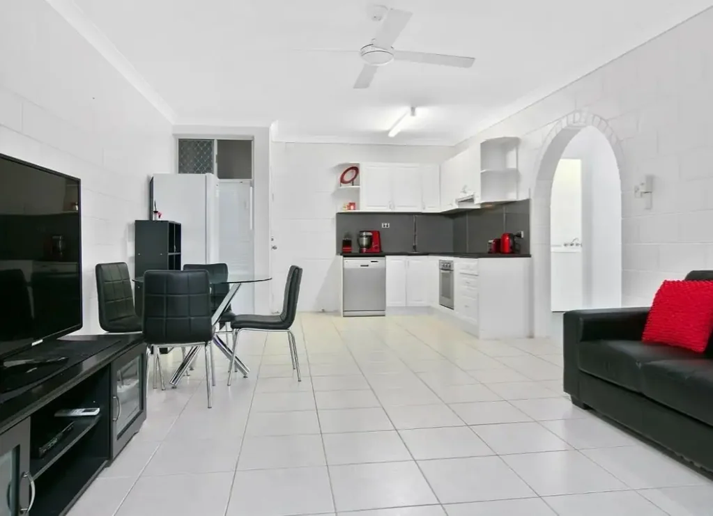 CHARMING APARTMENT IN SMALL COMPLEX