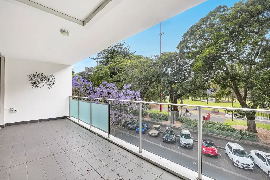 Tranquil setting - opposite the beautiful Redfern Park