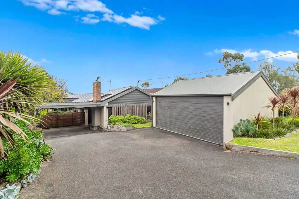 Mount Eliza 3房 Mount Eliza静谧社区 929m2阔绰用地 现代焕新设计 3卧带独立办公 游泳池多区娱乐 步行公园咖啡馆 Stylish Family Sanctuary with Superb Indoor-Outdoor Living