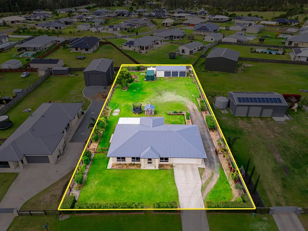 New Beith 5ਬੈੱਡਰੂਮ Sprawling family home with town water. Within the highly desirable 'The Lanes' Estate!