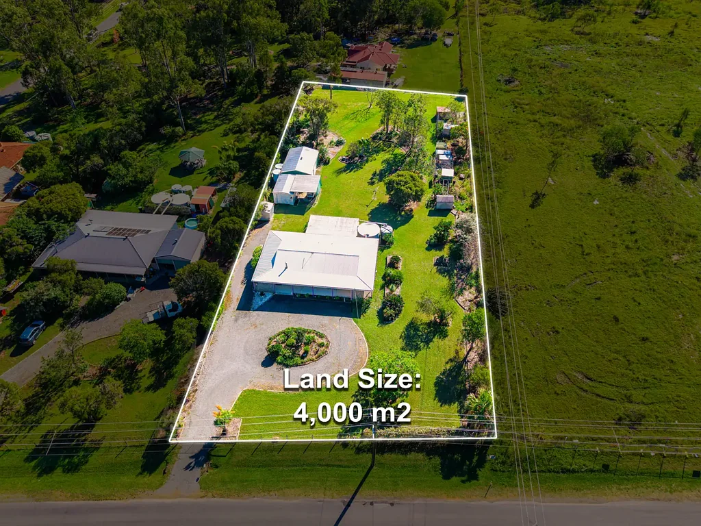 Jimboomba 3房 宽敞4000m²全围栏地块 三卧带新地板 翻新厨卫 大型车库棚屋 娱乐区鸡舍 家长校近便 Spacious Family Living on 4,000m² with Sheds, Side Access & Lifestyle Appeal