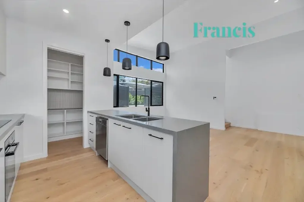 Lyons 3房  Oozing grandeur this stylish and impressive home beckons.