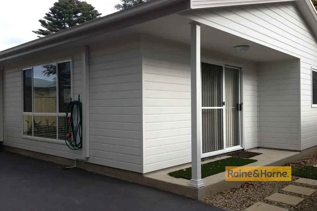 2 Bedroom Home - Aircon & Parking!