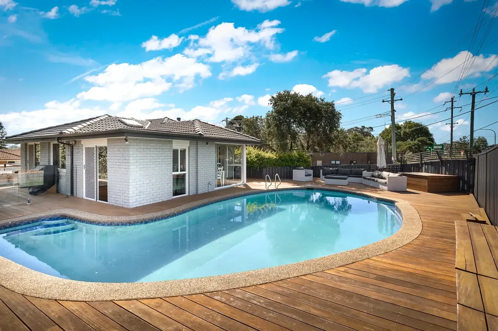 Greystanes 3कमरा Generous Corner Block | Endless Possibilities