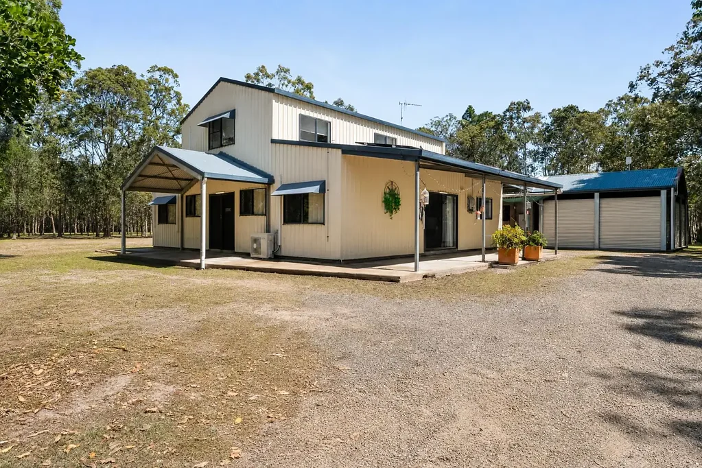 Oakhurst 3બેડરૂમ A Private Acreage Sanctuary Embraced by Trees and Tranquillity