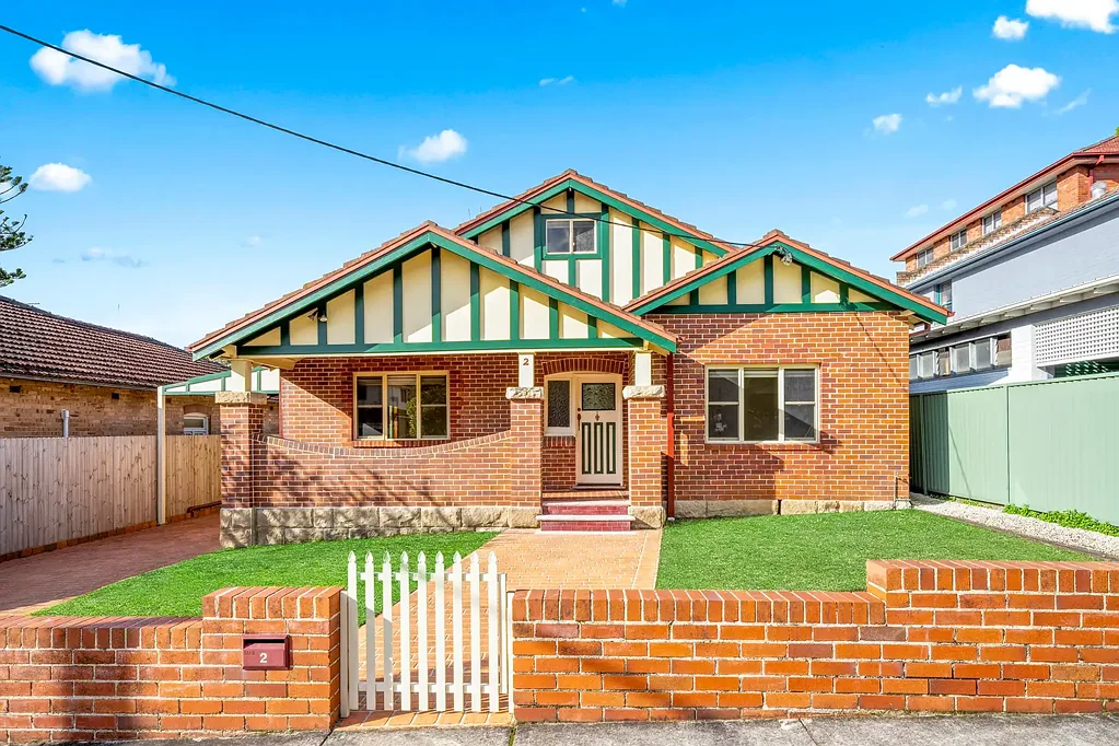 Chatswood 5房 全砖住宅宽敞 4卧3卫 主卧带套间 独立附属住宅 低维护地块 优越位置 Chatswood便捷 Exceptional Size and Location- Rare Opportunity with Dual-Living