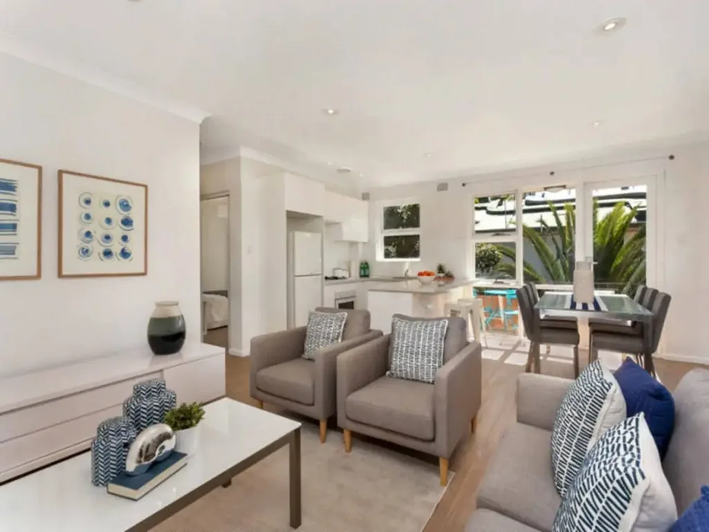 Stunning top floor 2 Bedroom Apartment
