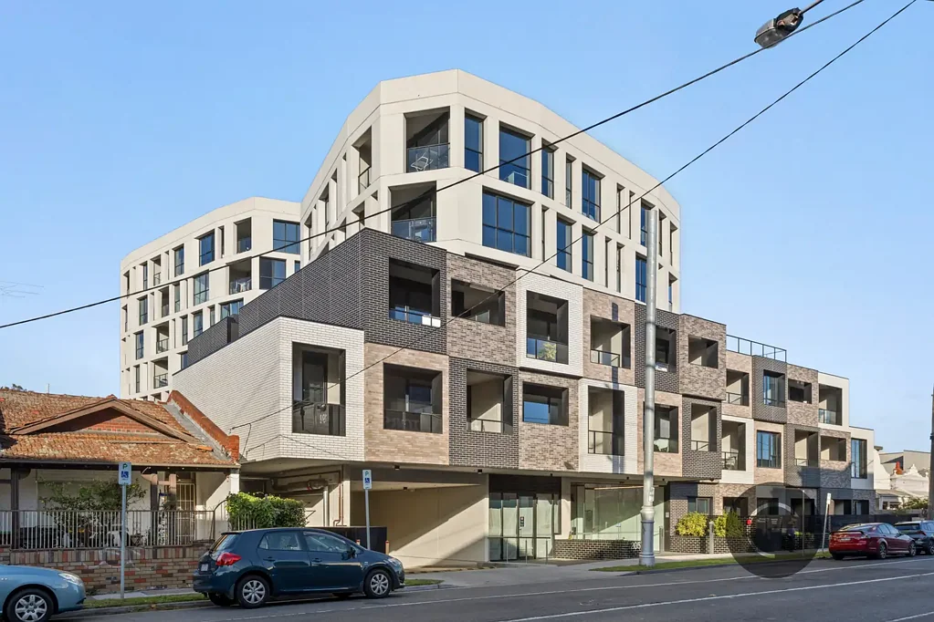 Luxurious Richmond Neighborhood 2 bedrooms Plus 1 Study/ Home office