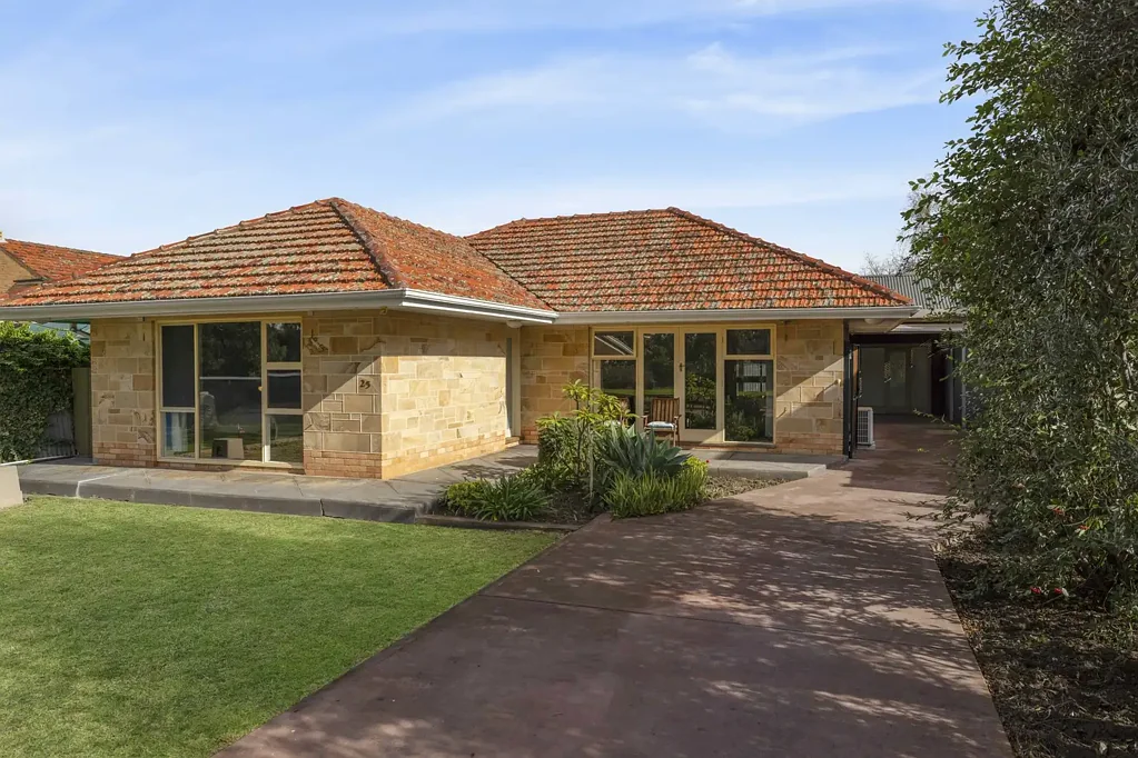 Glenelg North 3房  Timeless Mid-Century Charm in a Prime Family Location