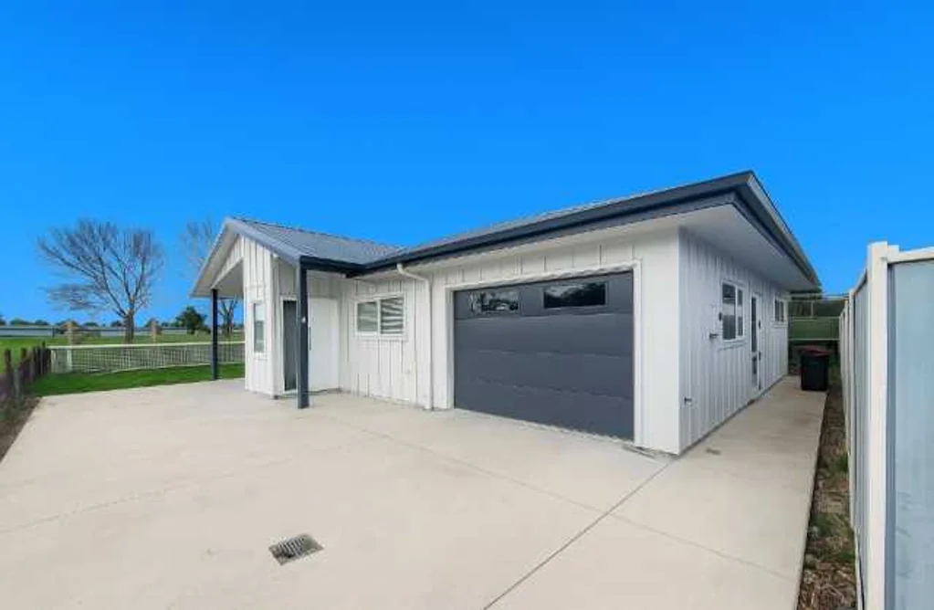 Akina 3 Bedroom Modern Sun-Soaked Home Overlooking Akina Park