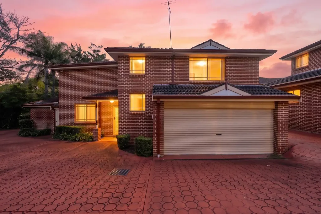 Castle Hill 3Zimmer R4 ZONE FREESTANDING TOWNHOUSE IN THE HEART OF CASTLE HILL