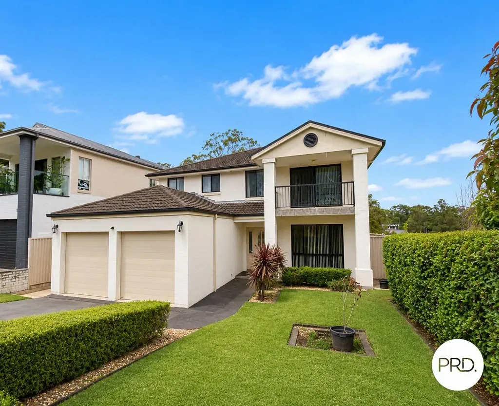 Luxury Living - Stunning 5-Bedroom Family Home Next to Water