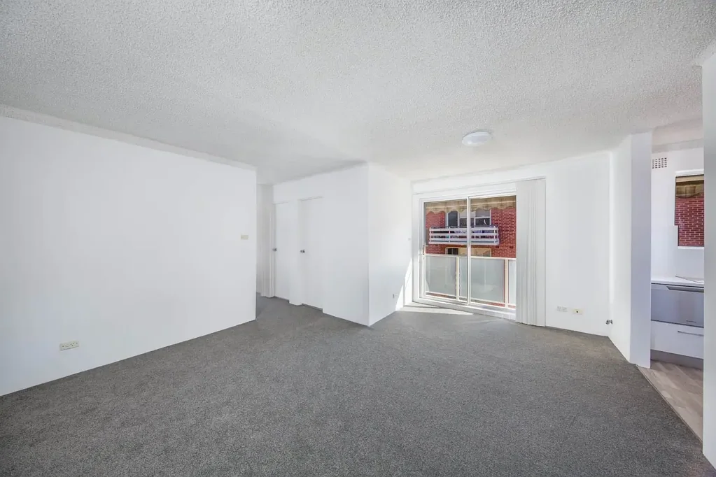 Sunny Apartment with Modern Amenities and Garage