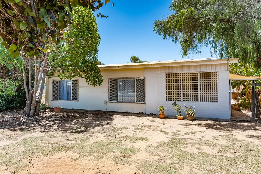 Wonthella 3房  Character, Space & Development Potential on 1,012sqm Corner Block